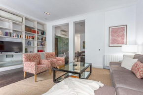 Charming and Spacious Apartment Steps from Gran Vía